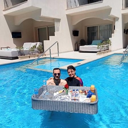 The V Luxury Resort Sahl Hasheesh Hurgada Dış mekan fotoğraf Floating pool service at a resort