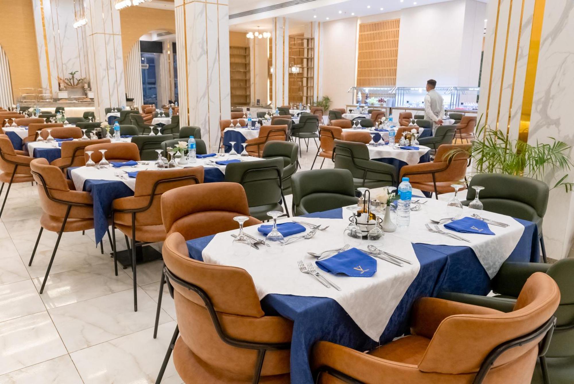 The V Luxury Resort Sahl Hasheesh Hurgada Dış mekan fotoğraf The restaurant at the hotel