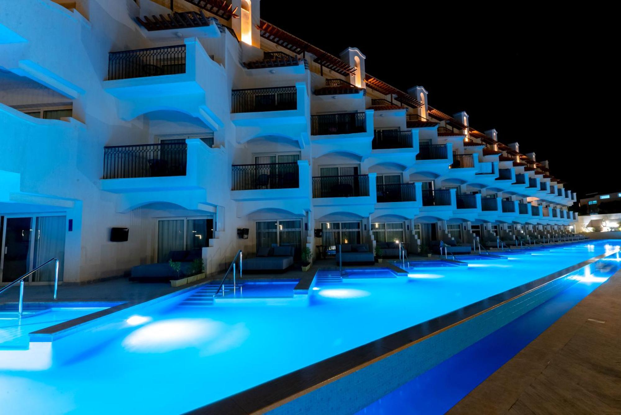 The V Luxury Resort Sahl Hasheesh Hurgada Dış mekan fotoğraf The swimming pool at the hotel