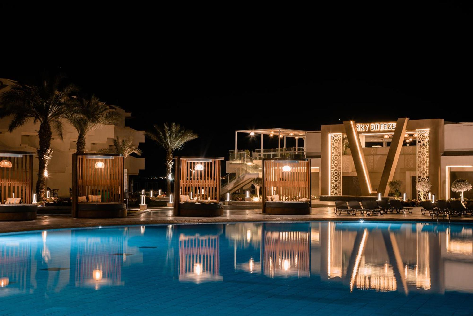 The V Luxury Resort Sahl Hasheesh Hurgada Dış mekan fotoğraf The resort at night