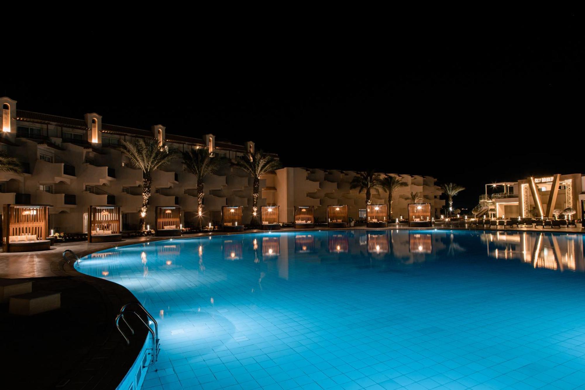 The V Luxury Resort Sahl Hasheesh Hurgada Dış mekan fotoğraf The pool at the resort at night