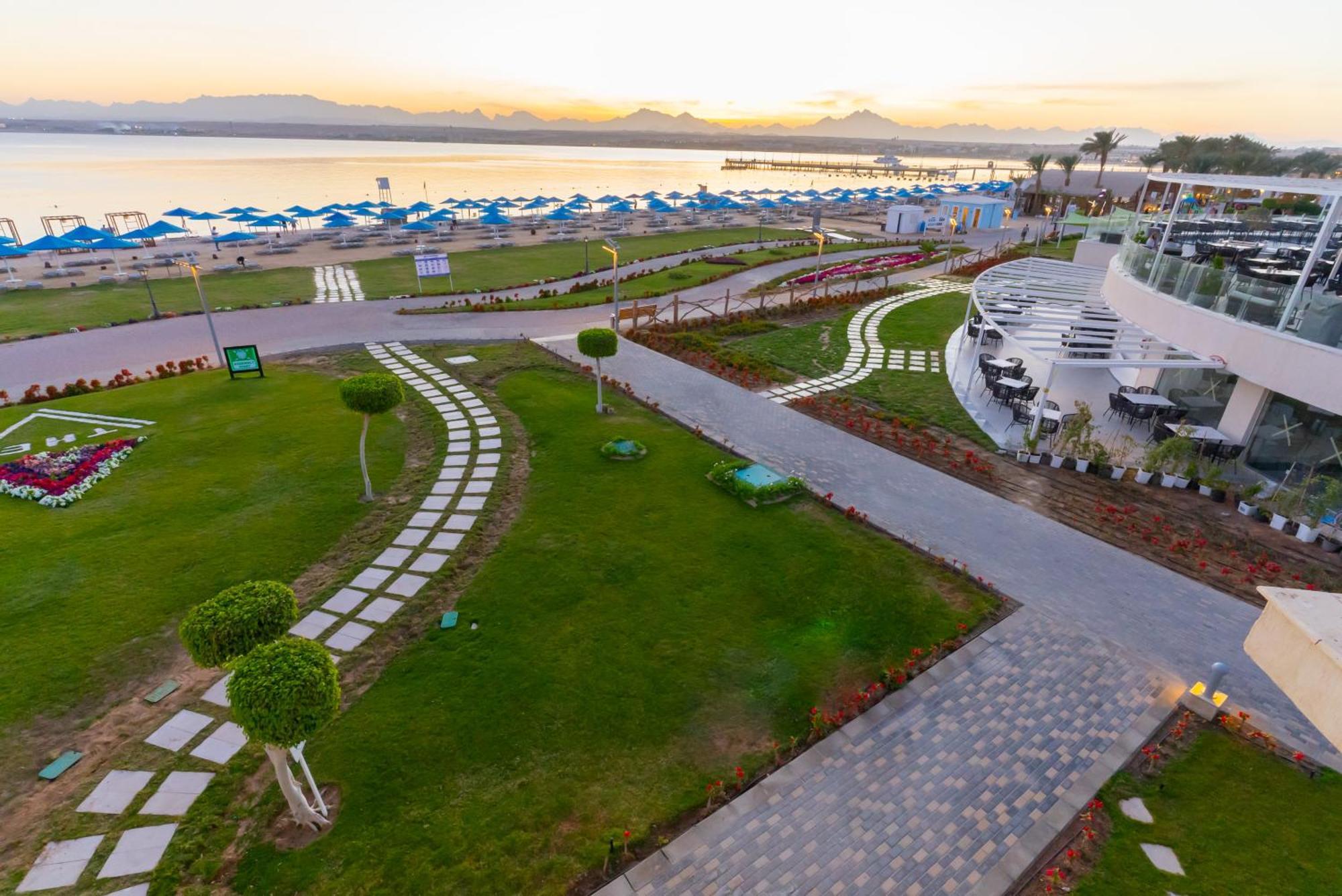 The V Luxury Resort Sahl Hasheesh Hurgada Dış mekan fotoğraf The resort's beach