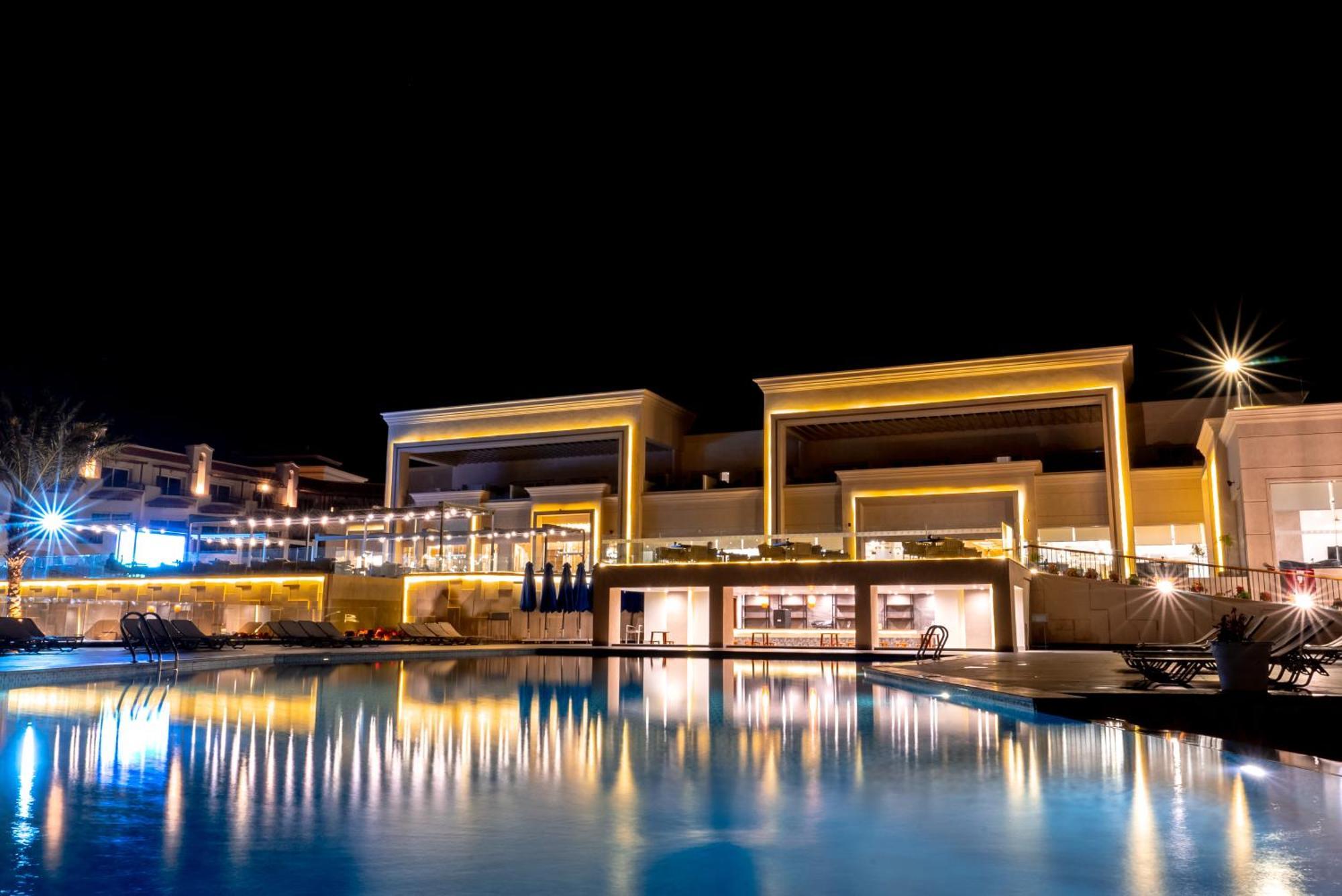 The V Luxury Resort Sahl Hasheesh Hurgada Dış mekan fotoğraf The resort at night