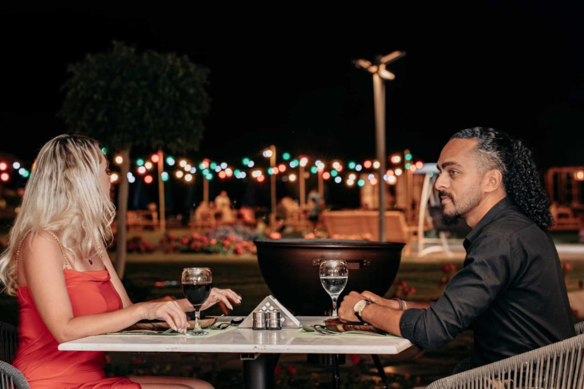 The V Luxury Resort Sahl Hasheesh Hurgada Dış mekan fotoğraf A couple dining at a restaurant