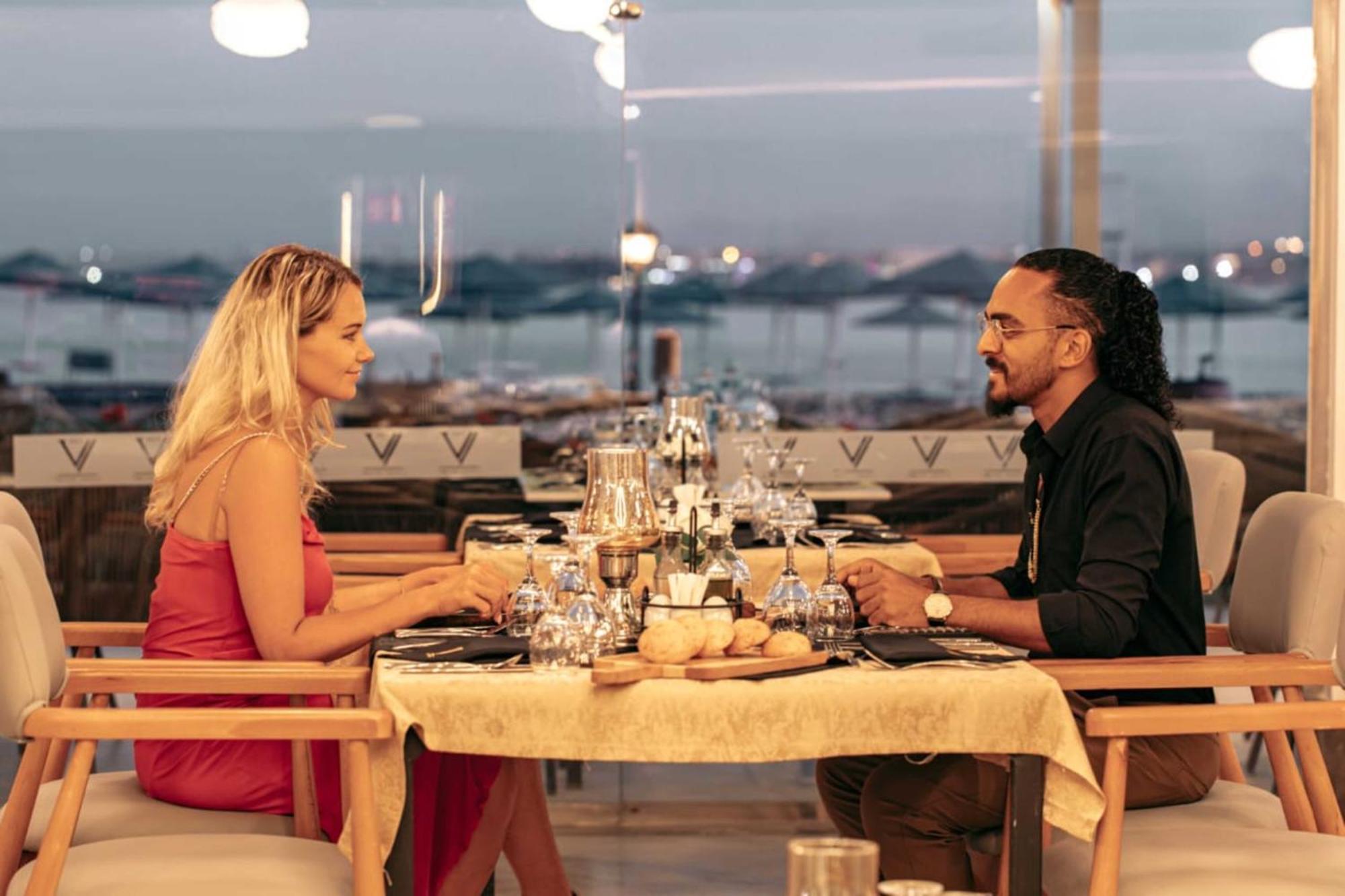 The V Luxury Resort Sahl Hasheesh Hurgada Dış mekan fotoğraf A couple dining at the restaurant
