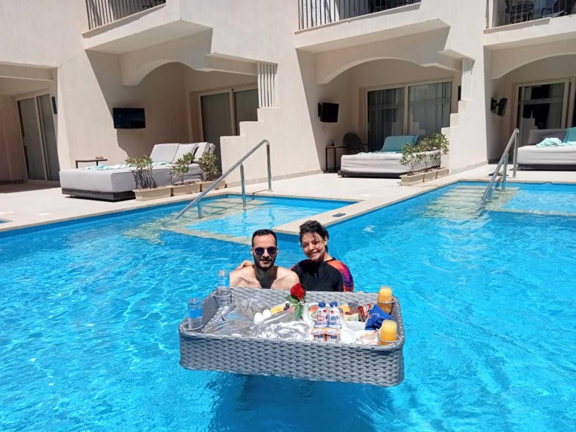 The V Luxury Resort Sahl Hasheesh Hurgada Dış mekan fotoğraf Floating pool service at a resort