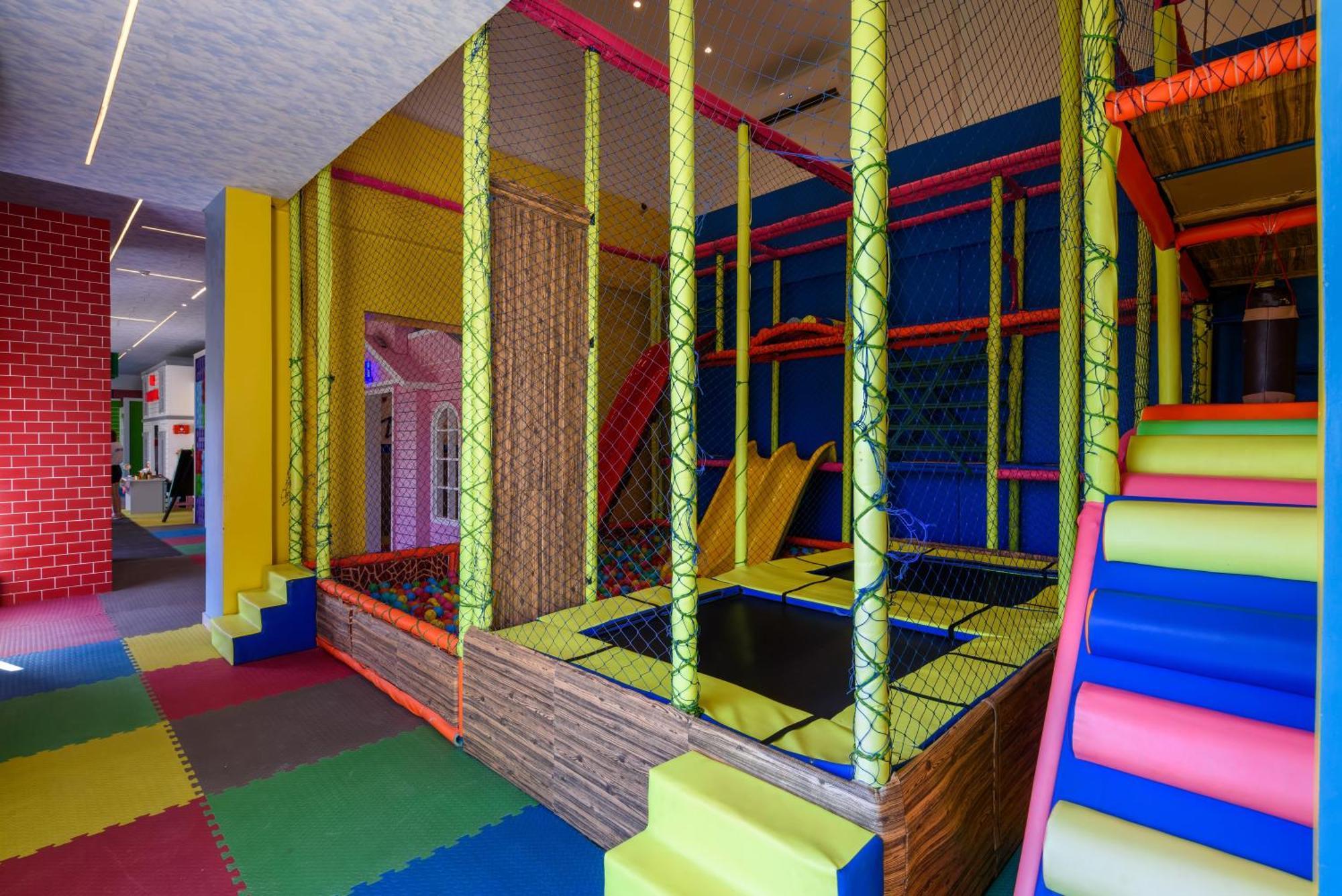 The V Luxury Resort Sahl Hasheesh Hurgada Dış mekan fotoğraf Playground in the shopping mall